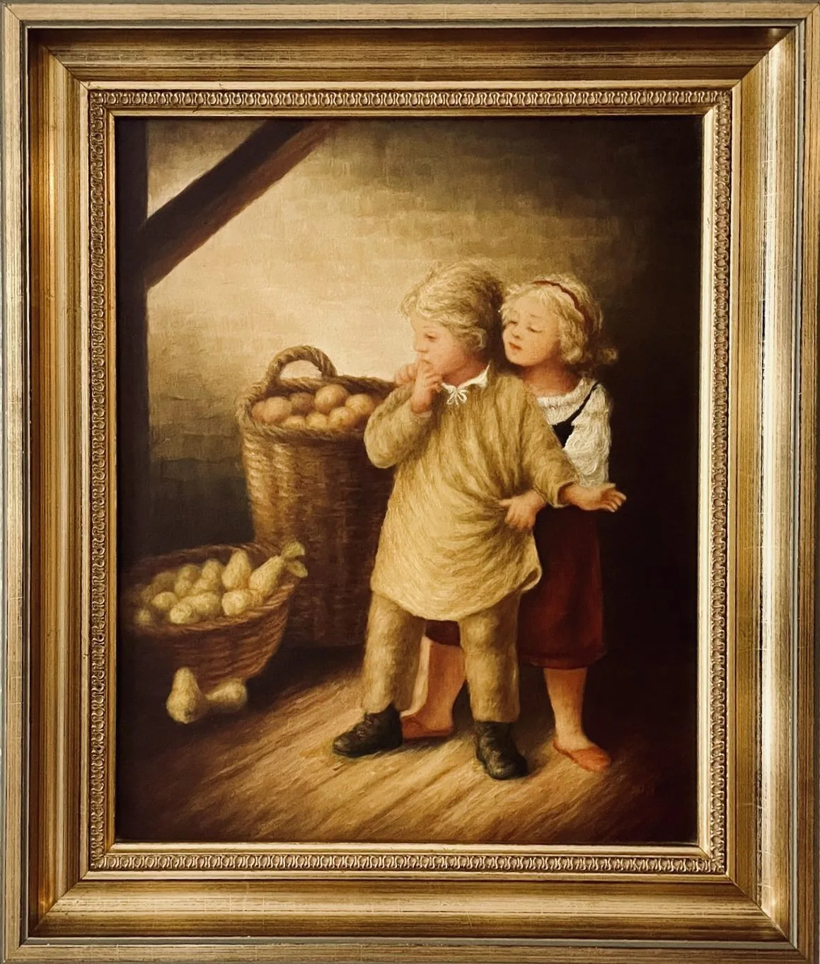 Le petit marché (2), huile sur toile de Walter Stasierowski : deux enfants portant un panier de fruits dans une grange, encadrement doré.