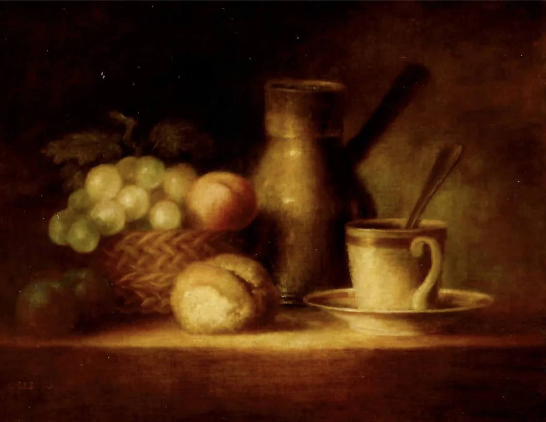 Nature morte aux cuivres et aux fruits, huile sur toile de Walter Stasierowski : corbeille de raisins et de pêches, pichet de cuivre et tasse posés sur une table, fond sombre.